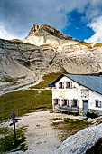 Trekking nel Parco Naturale Puez-Odle. Da Passo Gardena al Rifugio Puez, Il rifugio Puez alla testa della Vallelunga.